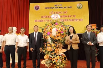 Bộ trưởng Y tế Đào Hồng Lan cùng lãnh đạo Bộ Y tế tặng hoa chúc mừng tân Giám đốc Bệnh viện Hữu nghị Việt Đức.