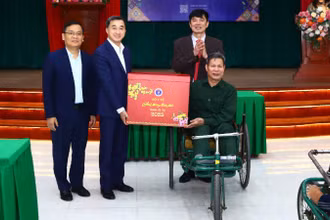 Thứ trưởng Bộ Y tế Trần Văn Thuấn trao quà tặng các thương binh, bệnh binh.