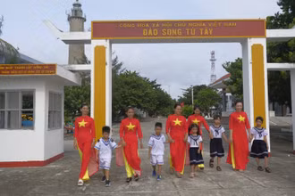 Chi Hội phụ nữ và các "công dân nhí" của đảo Song Tử Tây.