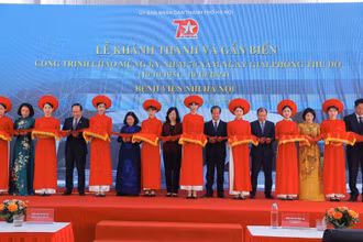 Các đại biểu cắt băng khánh thành chính thức đưa Bệnh viện Nhi Hà Nội vào sử dụng.