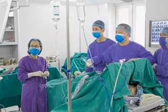 Các bác sĩ đang thực hiện ca phẫu thuật.