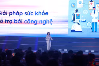 Phó Tổng giám đốc FPT Retail Nguyễn Đỗ Quyên trình bày về “Công nghệ đồng hành chăm sóc sức khỏe”.