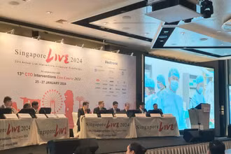 Các đại biểu tham dự Singlive 2024 tại đầu cầu Singapore đang theo dõi và bình luận ca can thiệp truyền hình trực tiếp từ Viện Tim mạch Việt Nam.