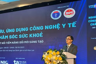 Thứ trưởng Y tế Trần Văn Thuấn phát biểu tại diễn đàn.