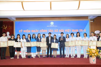 Lãnh đạo Bệnh viện Bạch Mai trao tặng giấy khen cho các cán bộ làm công tác xã hội tiêu biểu.
