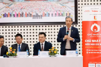 Đại diện Ban tổ chức trao đổi với đại diện các cơ quan báo chí tại buổi họp báo chiều 19/12.