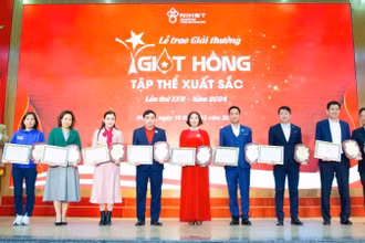 Trao Giải thưởng “Giọt hồng” năm 2024 cho tập thể xuất sắc