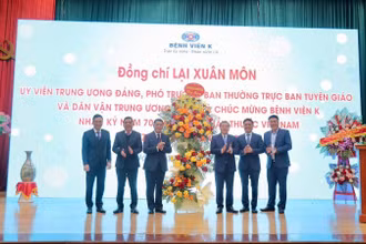 Đồng chí Lại Xuân Môn tặng hoa chúc mừng Bệnh viện K nhân kỷ niệm Ngày thầy thuốc Việt Nam.