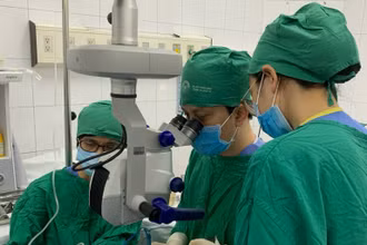 Phó Giáo sư, Tiến sĩ Lê Xuân Cung và kíp phẫu thuật đang thực hiện ca ghép giác mạc.