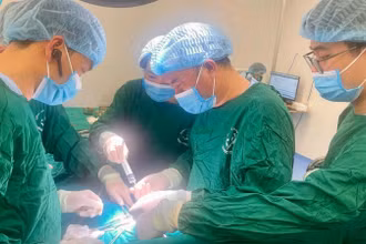Các bác sĩ đang thực hiện ca mổ.