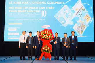 Đại diện Hội Tim mạch học Việt Nam tặng hoa chúc mừng hội nghị tại phiên khai mạc.