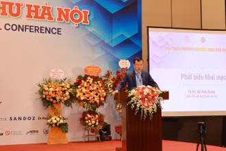 Tiến sĩ Bùi Vinh Quang Giám đốc Bệnh viện Ung bướu Hà Nội phát biểu tại hội thảo.