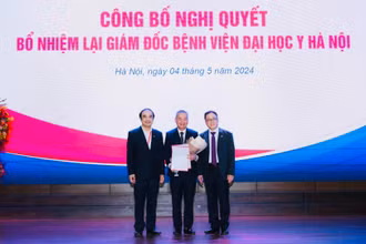 Lãnh đạo Trường đại học Y Hà Nội trao Nghị quyết, Quyết định bổ nhiệm lại Giám đốc Bệnh viện Đại học Y Hà Nội nhiệm kỳ 2024 -2029 cho PGS,TS Nguyễn Lân Hiếu.