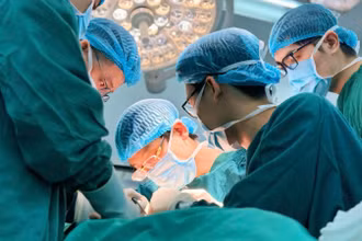 Các bác sĩ Bệnh viện Bệnh nhiệt đới Trung ương thực hiện ca vi phẫu cho người bệnh.