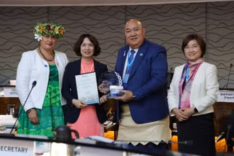 PGS, TS Nguyễn Thị Liên Hương, Thứ trưởng Y tế (thứ 2 từ trái qua phải) nhận giấy chứng nhận và bảng vinh danh Việt Nam loại trừ thành công bệnh mắt hột.