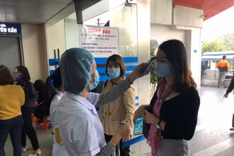 Bộ Y tế khuyến cáo người dân khi đến các cơ sở y tế cần đeo khẩu trang để ngăn chặn sự lây lan các tác nhân gây bệnh.