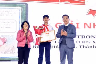 Trao giải Nhất cá nhân cuộc thi Tìm hiểu kiến thức về phòng, chống tác hại của thuốc lá dành cho thiếu nhi năm 2023.