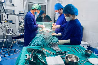 Các bác sĩ đang thực hiện ca phẫu thuật.