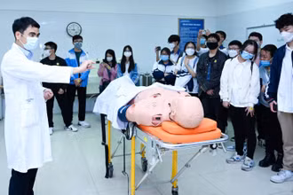 Một buổi học trên mô hình của sinh viên Trường đại học Y Hà Nội.