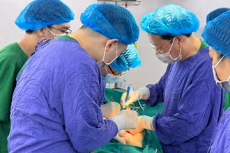 Các bác sĩ Bệnh viện Ung bướu Hà Nội đang thực hiện ca phẫu thuật.