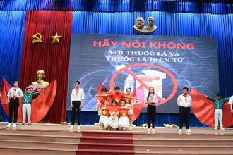 Phần thi chào hỏi của một đội thi.