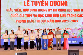 Lãnh đạo tỉnh Lai Châu trao bằng khen cho giáo viên dạy ôn thi và học sinh đạt giỏi quốc gia năm học 2023-2024.
