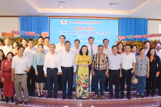 Đại diện các doanh nghiệp tiêu biểu chụp ảnh lưu niệm cùng lãnh đạo Tỉnh ủy, Hội đồng nhân dân, Ủy ban nhân dân, Ủy ban Mặt trận Tổ quốc tỉnh Trà Vinh.