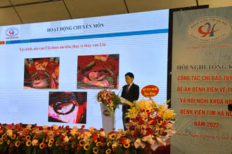 Đại diện Bệnh viện Tim Hà Nội báo cáo kết quả hoạt động trong năm 2022.