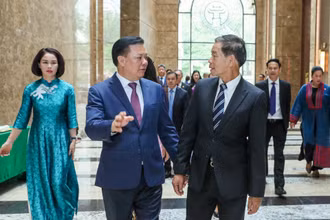 Bí thư Thành ủy Hà Nội Đinh Tiến Dũng và Chủ tịch Ủy ban Trung ương Mặt trận Lào xây dựng đất nước Sinlavong Khoutphaythoune tại buổi tiếp.
