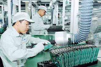 Sản xuất và lắp ráp linh kiện điện tử tại Công ty cổ phần Công nghệ công nghiệp Bưu chính viễn thông Việt Nam, Khu công nghệ cao Hòa Lạc, Hà Nội. (Ảnh TRẦN AN)