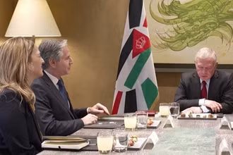 Hình ảnh cuộc gặp giữa Ngoại trưởng Mỹ Antony J. Blinken và Quốc vương Abdullah II của Jordan. (Ảnh: Reuters)