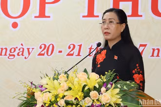 Đồng chí Bùi Thị Quỳnh Vân, Ủy viên Trung ương Đảng, Bí thư Tỉnh ủy, Chủ tịch Hội đồng nhân dân tỉnh Quảng Ngãi phát biểu bế mạc kỳ họp. 