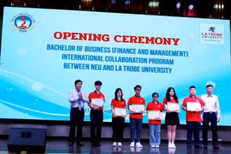 Trao học bổng cho các tân sinh viên có kết quả cao trong đầu vào tuyển sinh.