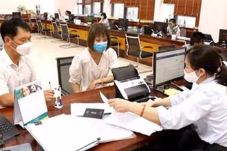 Giải quyết các thủ tục hành chính cho người dân. 