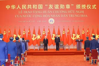 Lễ trao tặng Huân chương Hữu nghị của nước Cộng hòa Nhân dân Trung Hoa tặng Tổng Bí thư Nguyễn Phú Trọng được tổ chức trọng thể tại Đại Lễ đường Nhân dân ở Thủ đô Bắc Kinh. (Ảnh: TTXVN) 