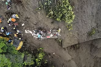 Hiện trường vụ lở đất ở khu vực hẻo lánh El Ruso, cách xa Pueblo Rico, Colombia ngày 4/12. (Ảnh: AFP/TTXVN)