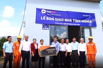 Lãnh đạo Công ty Điện lực Đắk Lắk và Báo Đắk Lắk bàn giao nhà tình nghĩa tặng gia đình chị H’Biêr Byă ở buôn Aê Lai, xã Krông Jing, huyện M’Drắk.
