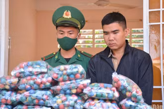 Đối tượng Hồ Trọng Hữu cùng tang vật bị lực lượng chức năng bắt giữ. 