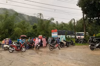 Hiện trường vụ tai nạn làm 3 người trong một gia đình đi trên xe máy tử vong tại chỗ.