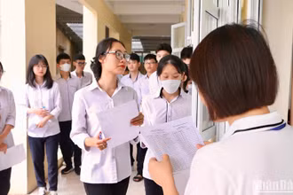 Các thí sinh làm thủ tục vào phòng thi tại điểm thi Trường Trung học phổ thông Ngô Quyền, thành phố Nam Định, tỉnh Nam Định.