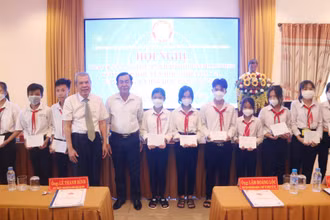 Học sinh có hoàn cảnh khó khăn được Hội Khuyến học tỉnh Trà Vinh trao học bổng.
