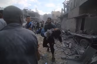 Chuyển một em nhỏ bị thương sau loạt không kích của Israel xuống thành phố Rafah, Dải Gaza ngày 17/10. (Ảnh: THX/TTXVN)