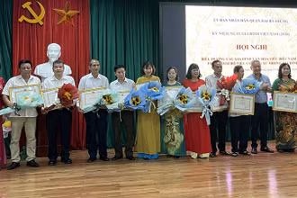 Lãnh đạo quận Hai Bà Trưng tặng Bằng khen các gia đình văn hóa tiêu biểu. 
