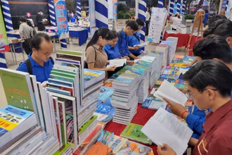 Gian hàng trưng bày sách thu hút đông đảo các bạn trẻ.