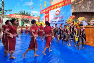 Đồng bào dân tộc thiểu số thôn Đăk Tiêng Kơ Tu biểu diễn cồng chiêng, múa xoang chào mừng Ngày hội.