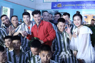Nghệ sĩ Xuân Bắc, Gương mặt trẻ Việt Nam tiêu biểu năm 2022 Hà Myo giao lưu cùng các phạm nhân, trại viên Trại giam Ngọc Lý tại chương trình.