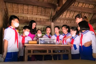 Các cháu thiếu nhi đến thăm quan quê Bác ở Kim Liên (Nam Đàn).