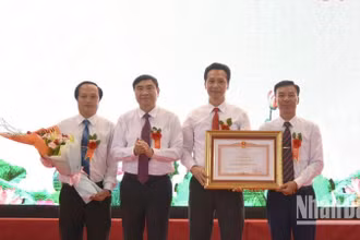 Bí thư Tỉnh ủy Điện Biên chuyển trao Bằng khen của Thủ tướng Chính phủ cho huyện Nậm Pồ.