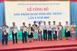 Lãnh đạo tỉnh Sóc Trăng trao Chứng nhận sản phẩm OCOP đợt 2. 