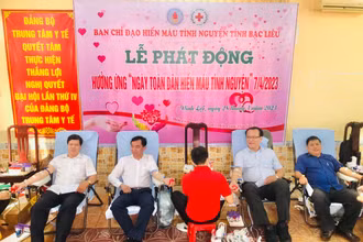 Phó Chủ tịch Ủy ban nhân dân tỉnh Bạc Liêu Phan Thanh Duy (người thứ 2, từ trái qua) tham gia hiến máu tình nguyện.